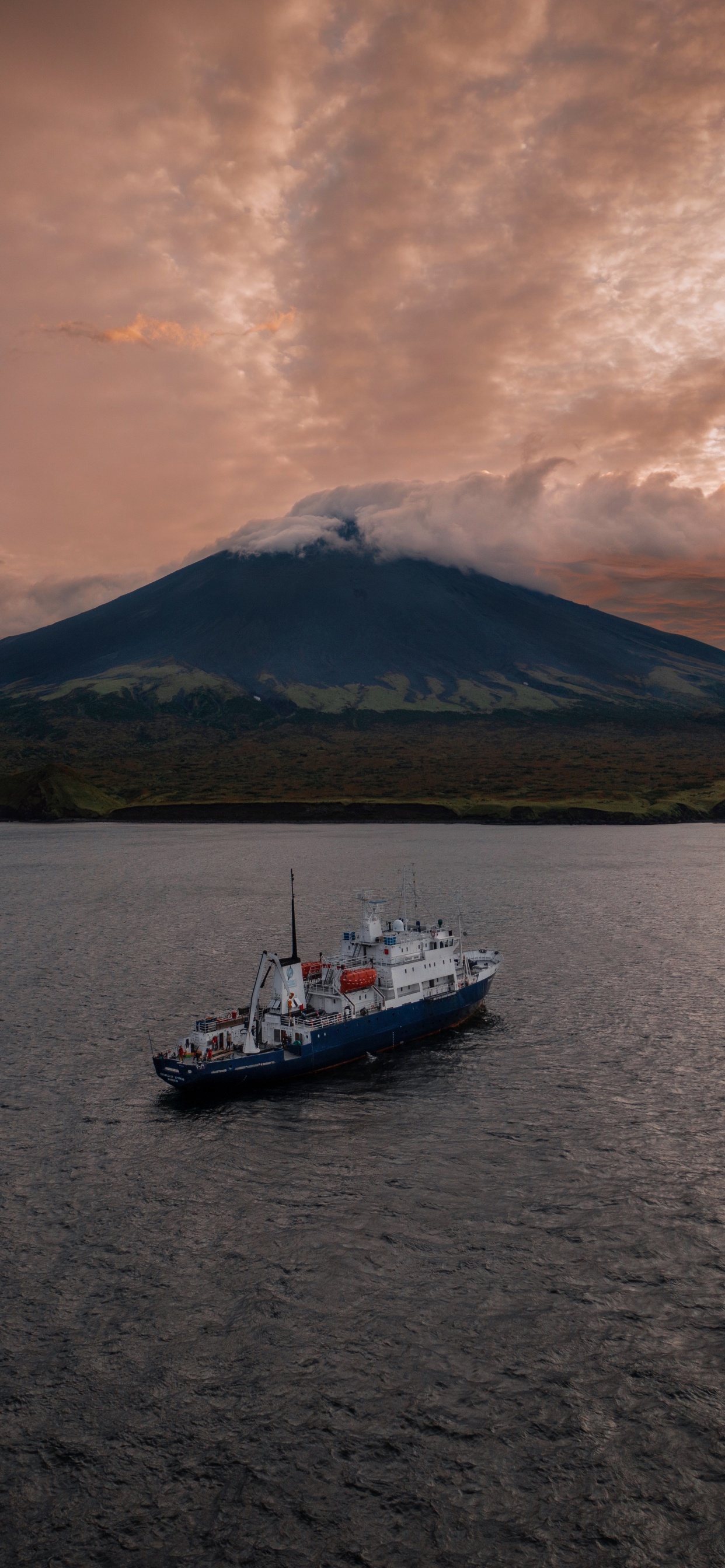 Обои elivosk, облако, вода, лодка, гора в разрешении 1242x2688