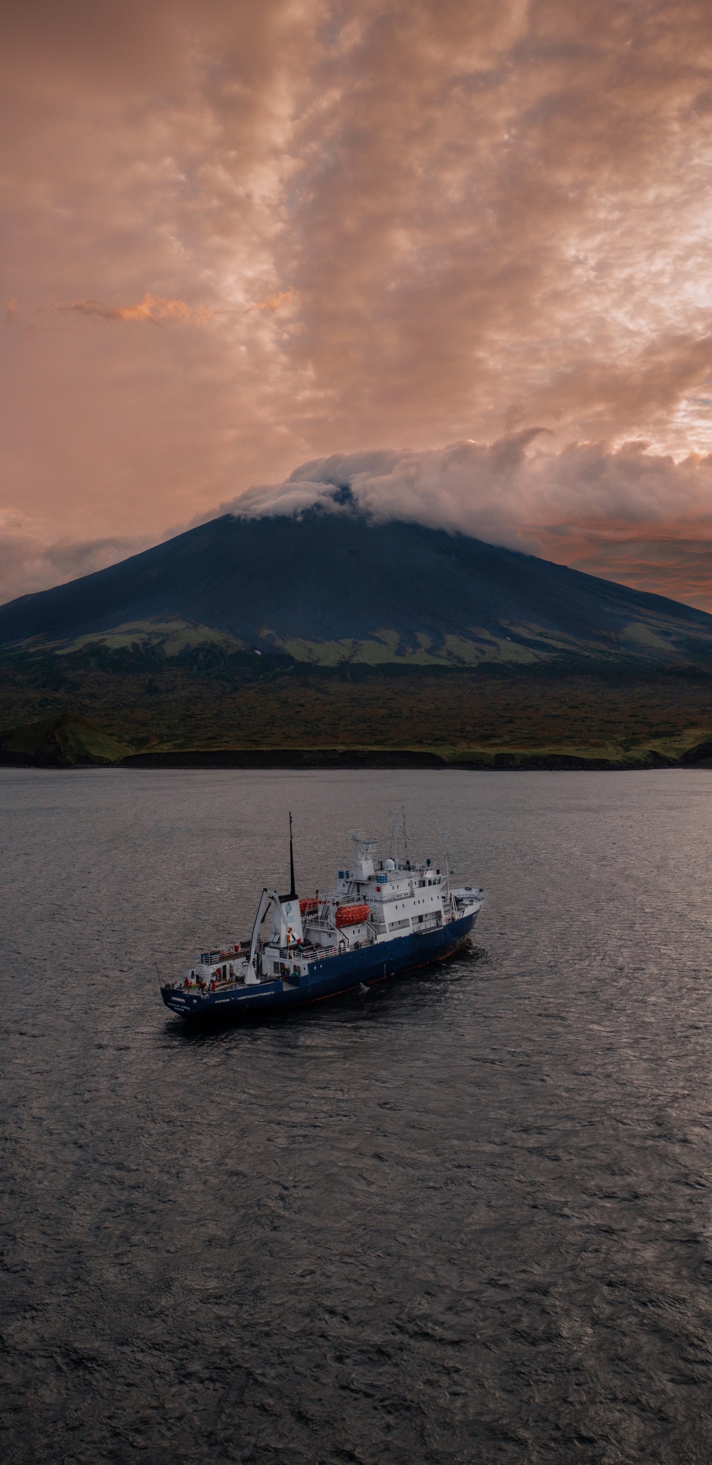 Обои elivosk, облако, вода, лодка, гора в разрешении 1440x2960