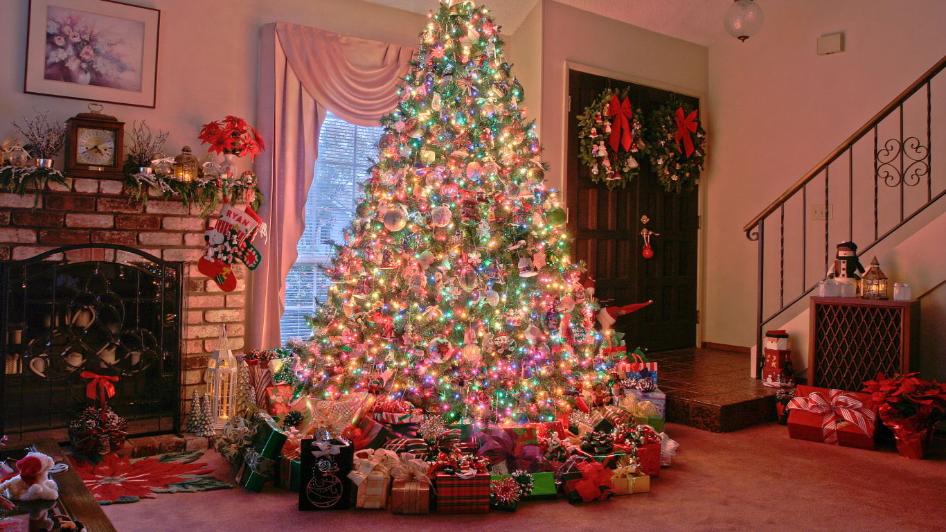 Обои Рождественский день, елка, рождественский орнамент, Рождественские украшения, Рождество в разрешении 1366x768