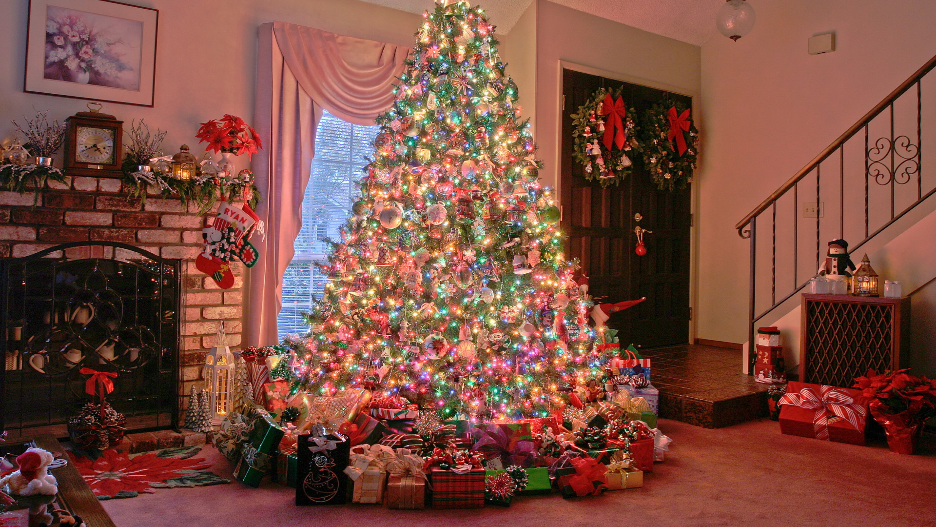 Обои Рождественский день, елка, рождественский орнамент, Рождественские украшения, Рождество в разрешении 1920x1080