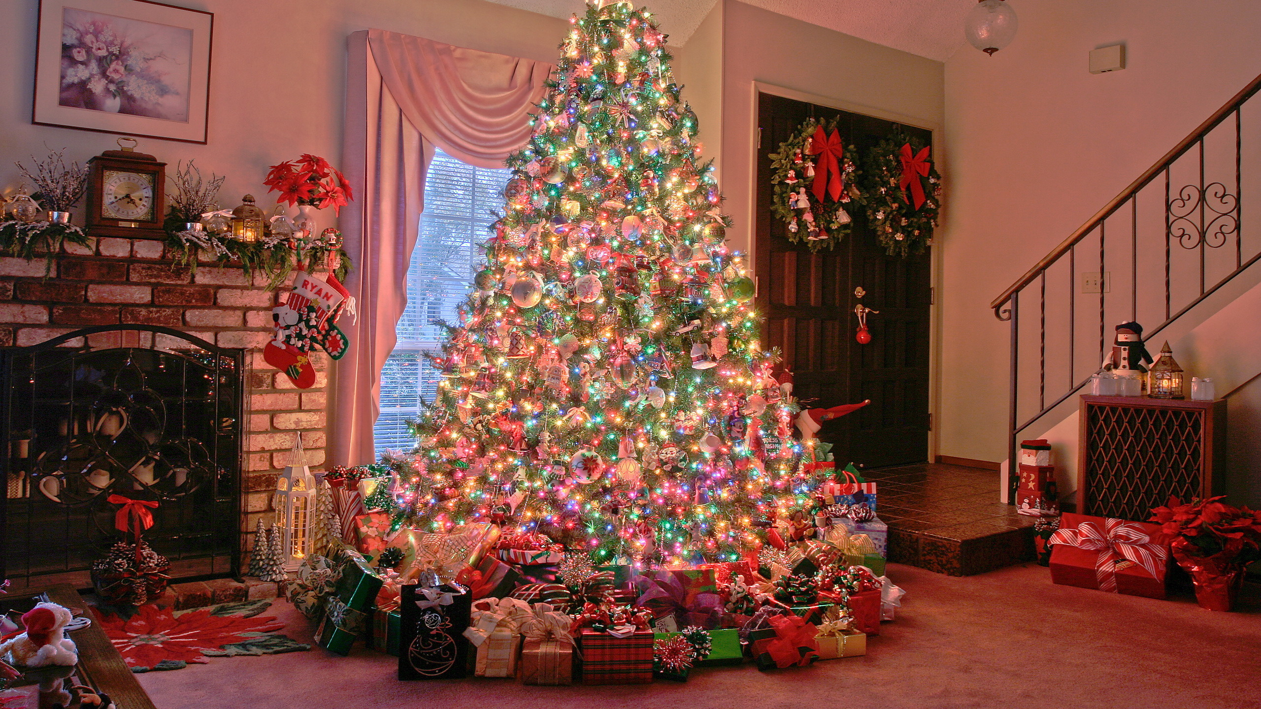 Обои Рождественский день, елка, рождественский орнамент, Рождественские украшения, Рождество в разрешении 2560x1440