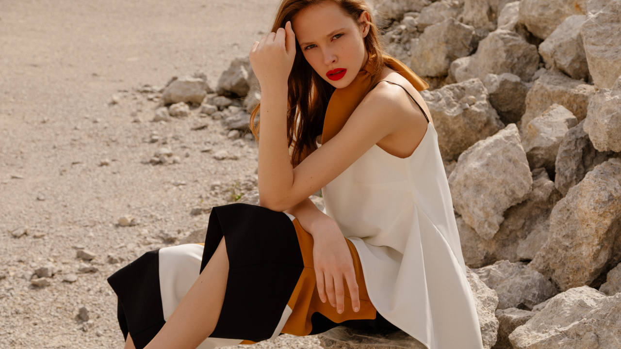 Обои красота, фэшн, белые, одежда, сидящий в разрешении 1280x720