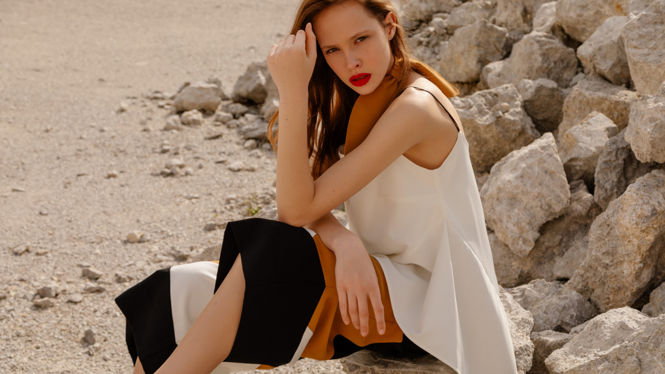 Обои красота, фэшн, белые, одежда, сидящий в разрешении 1366x768