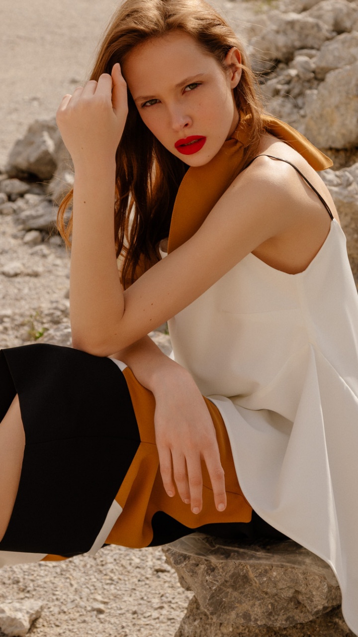 Обои красота, фэшн, белые, одежда, сидящий в разрешении 720x1280