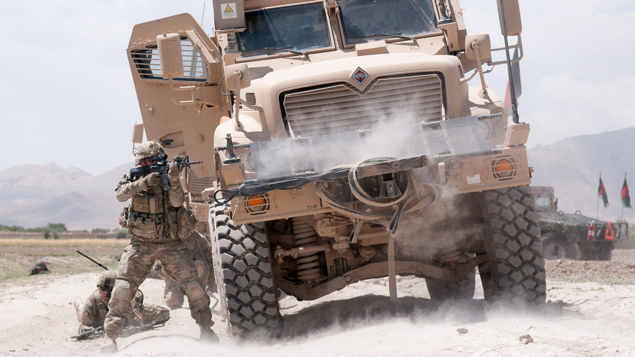 Обои армия Соединенных Штатов, 82-й дивизии ВДВ, солдат, машины MRAP, броневик в разрешении 1280x720