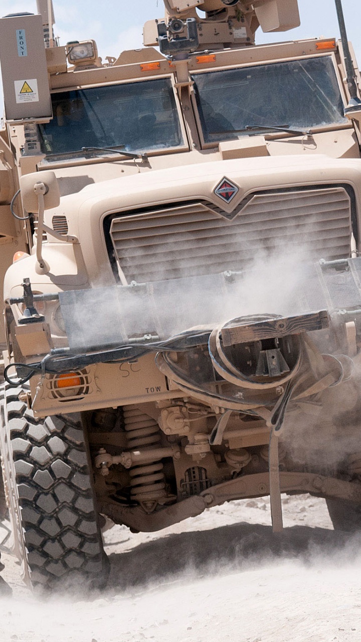 Обои армия Соединенных Штатов, 82-й дивизии ВДВ, солдат, машины MRAP, броневик в разрешении 720x1280