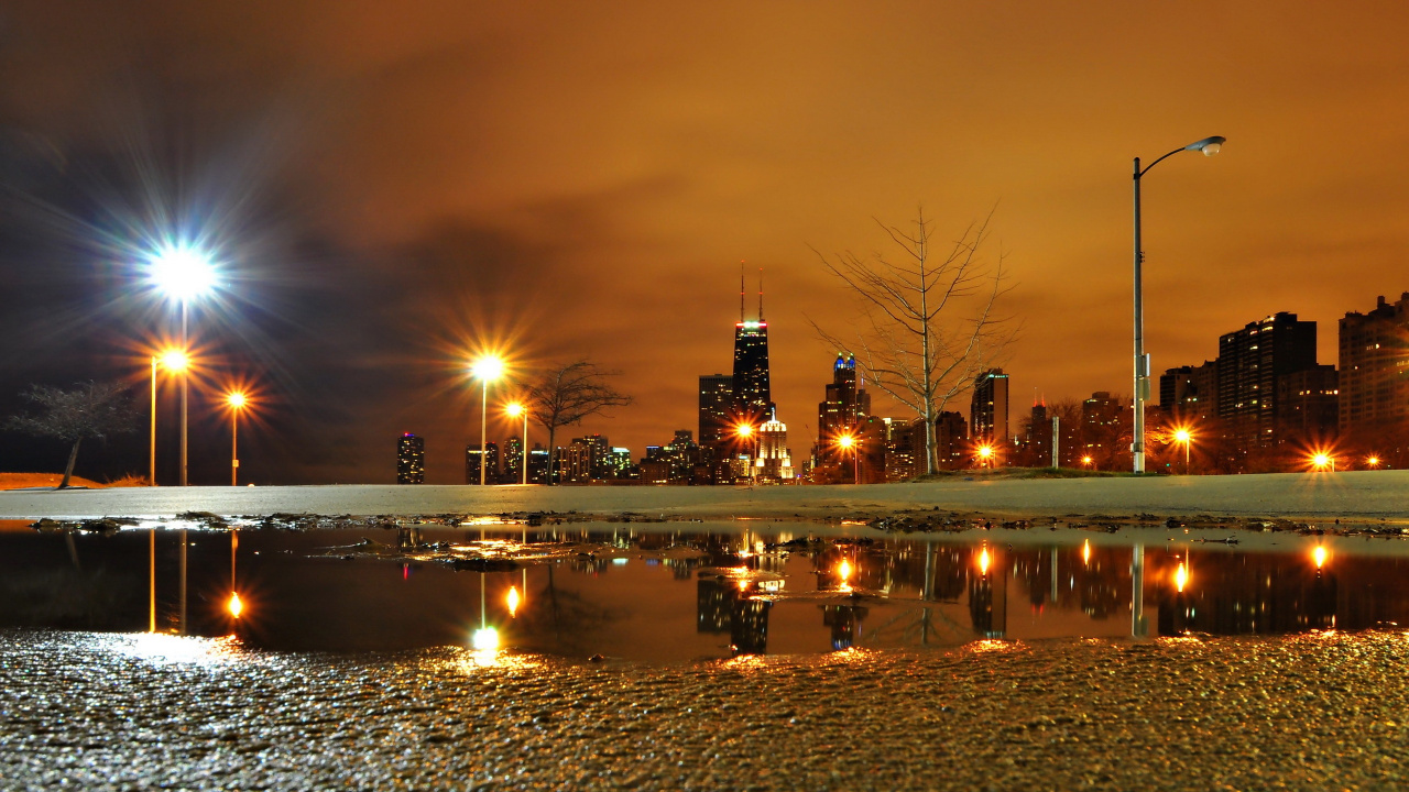 Обои отражение, городской пейзаж, уличный фонарь, ночь, вода в разрешении 1280x720