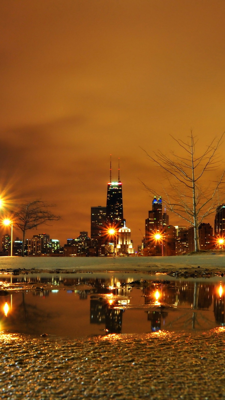 Обои отражение, городской пейзаж, уличный фонарь, ночь, вода в разрешении 750x1334