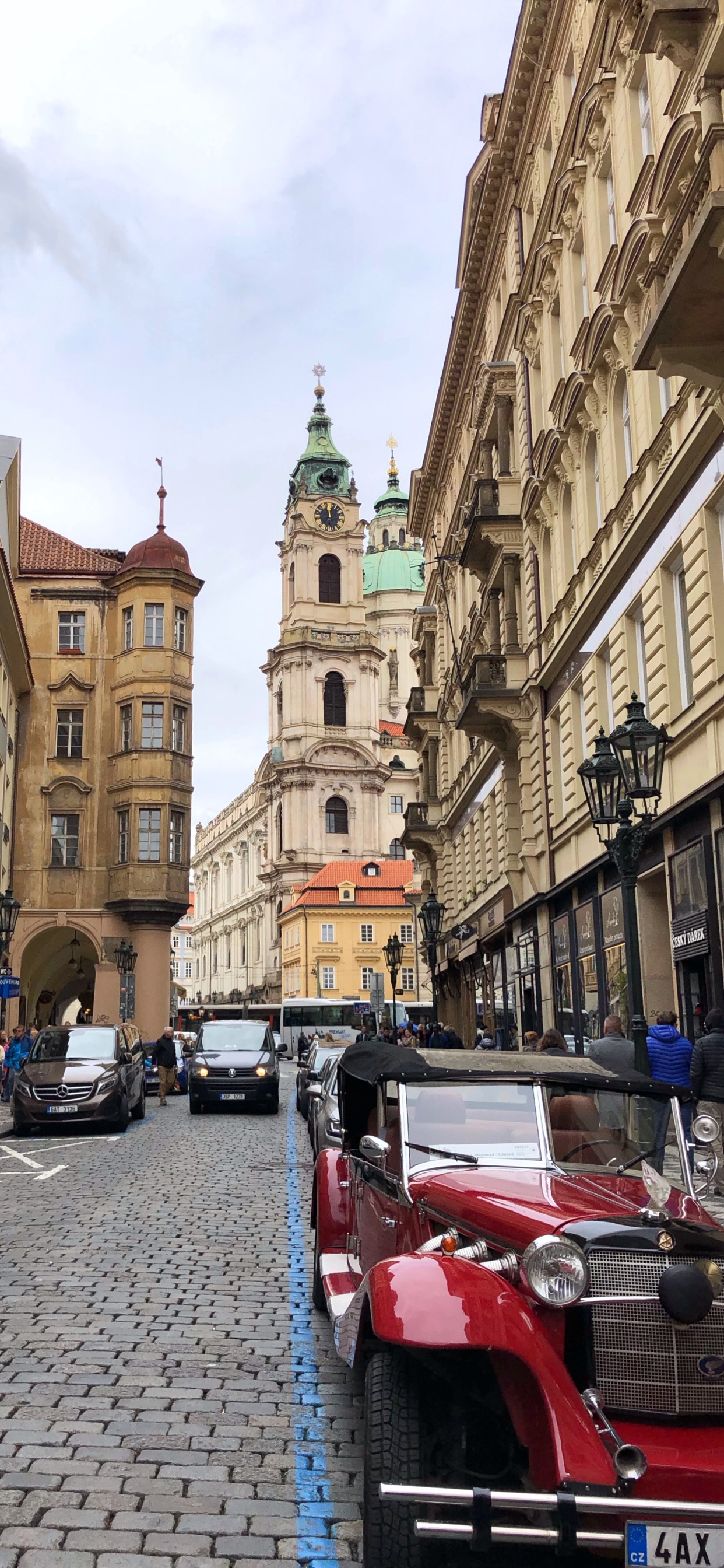 Обои Прага, Король, дорога, окно, городок в разрешении 1242x2688