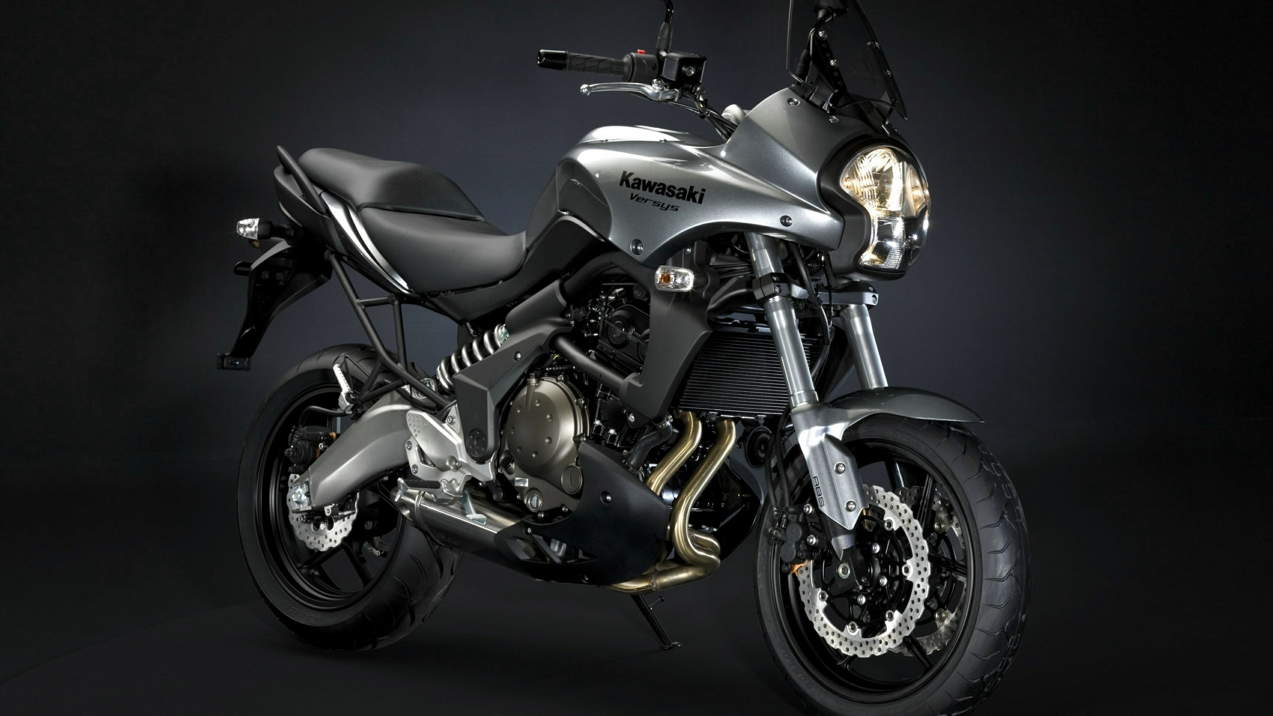 Обои мотоцикл, авто, фара, автомобильное освещение, автомобильных выхлопных в разрешении 2560x1440