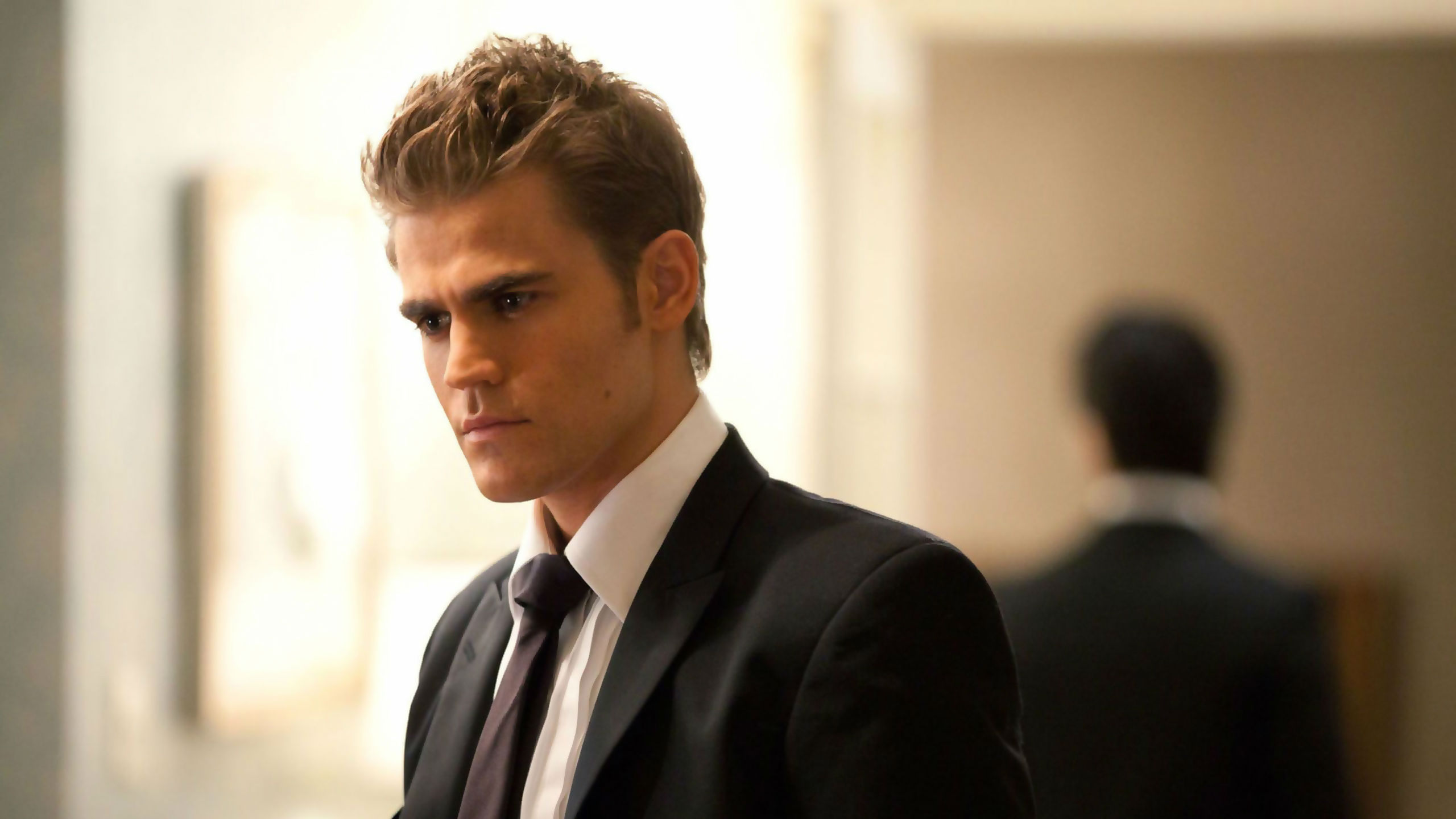 Обои Стефан Сальваторе, Пол Уэсли, Дневники вампира, Деймон Сальваторе, Елена Гилберт в разрешении 2560x1440