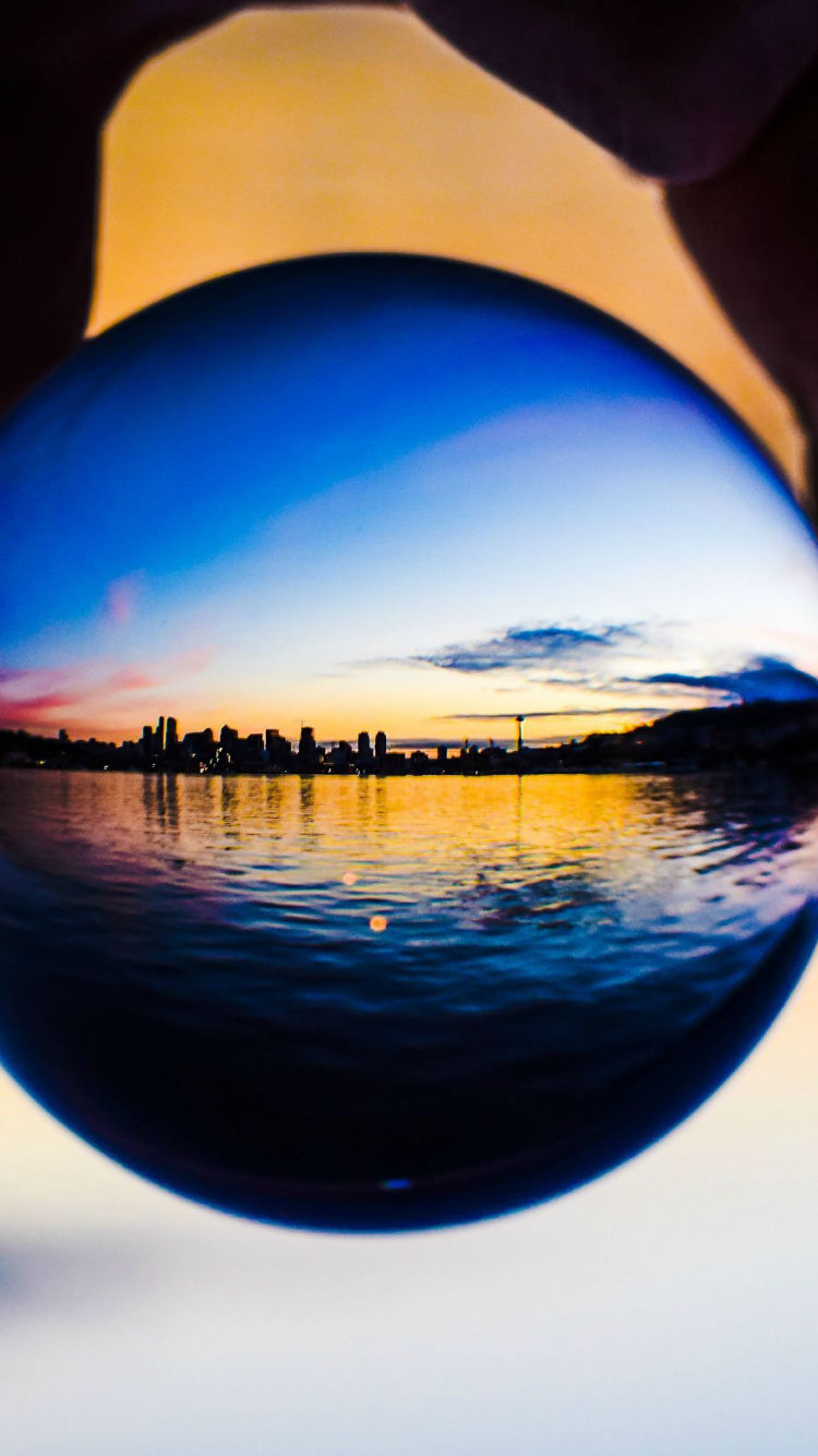 Обои отражение, вода, синий, мяч, свет в разрешении 750x1334