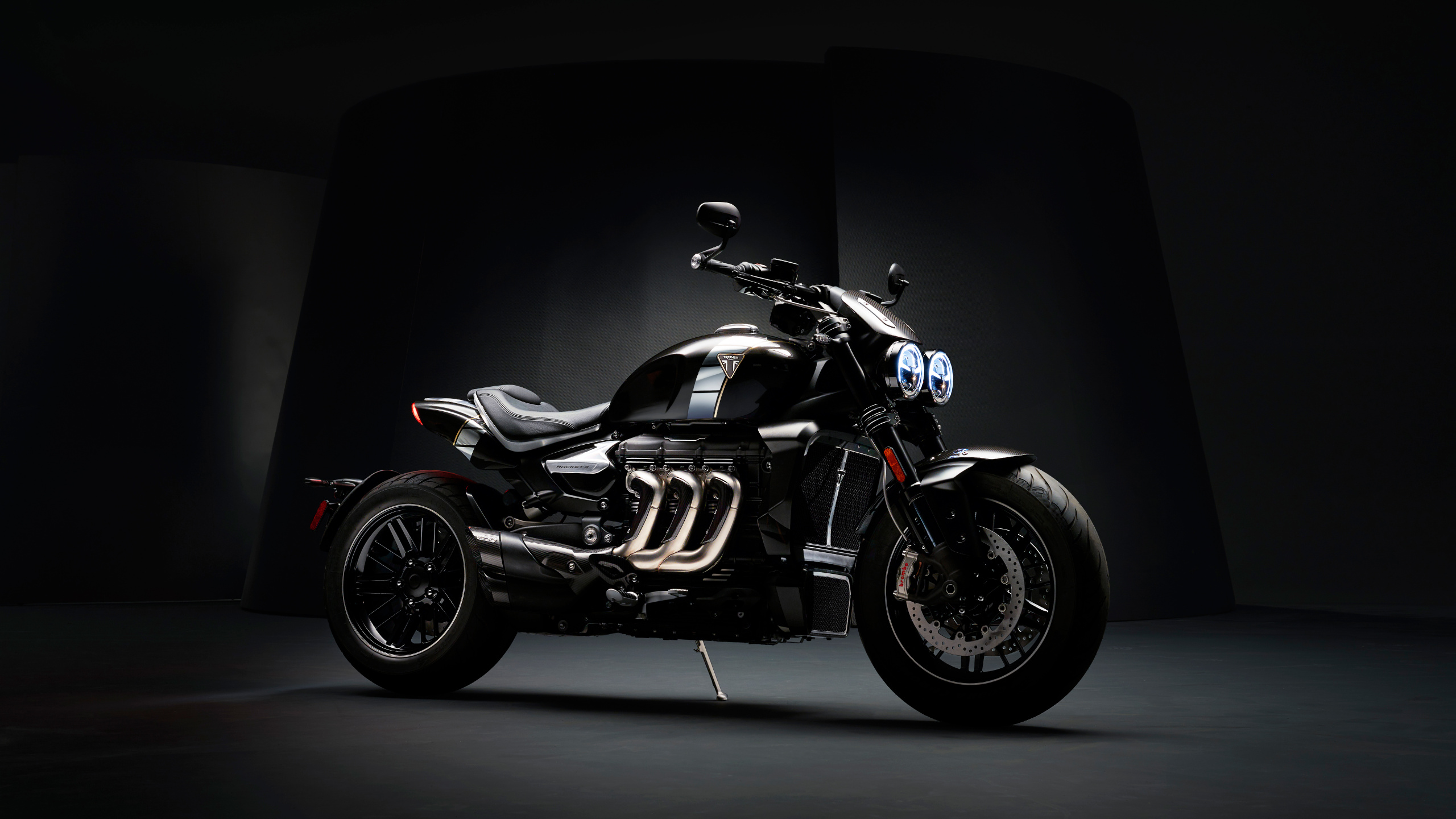 Обои Мотоциклы Triumph, triumph rocket iii, Триумф Тракстон 1200, мотоцикл, Прямо-три двигателя в разрешении 2560x1440