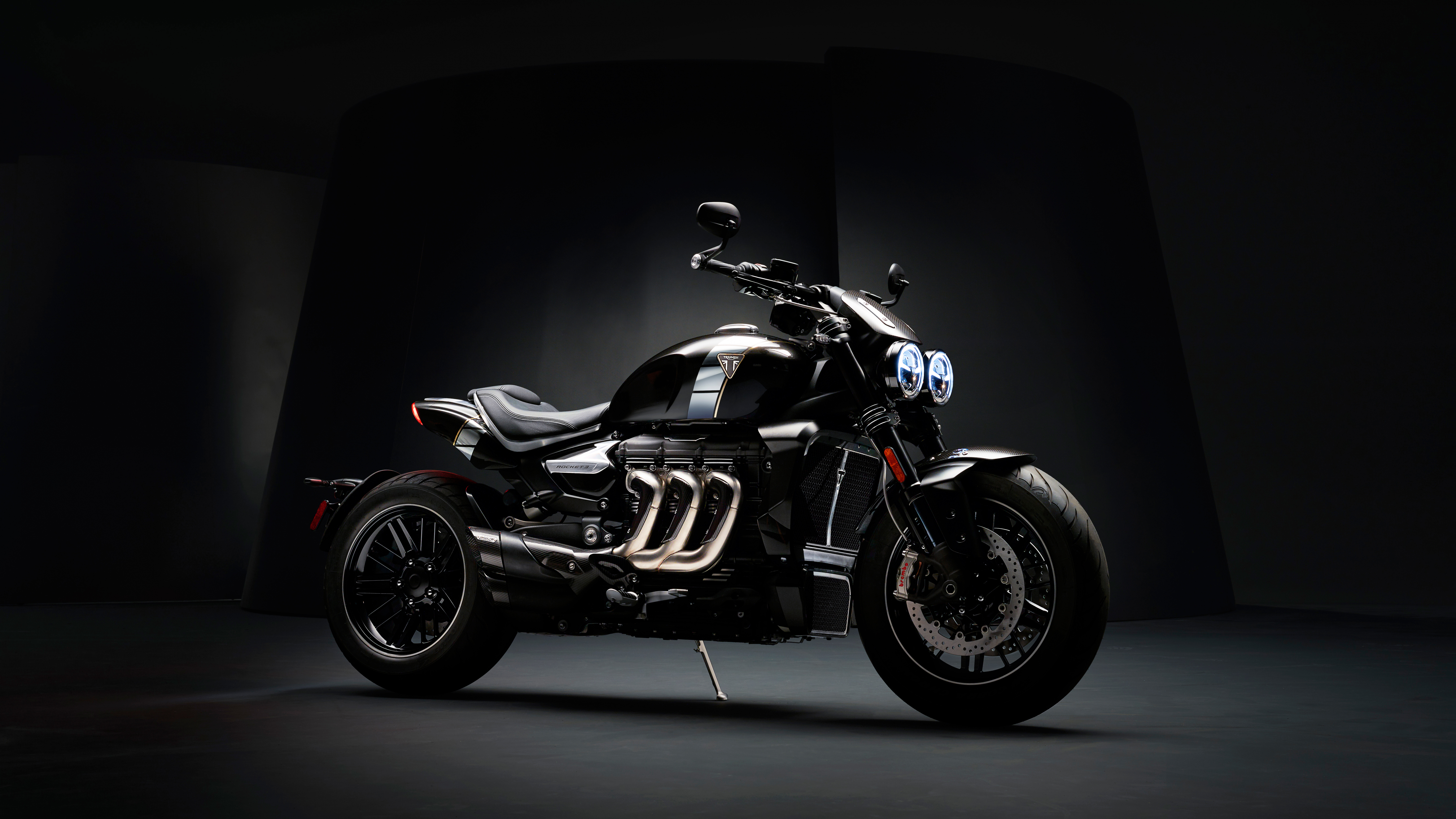 Обои Мотоциклы Triumph, triumph rocket iii, Триумф Тракстон 1200, мотоцикл, Прямо-три двигателя в разрешении 7680x4320