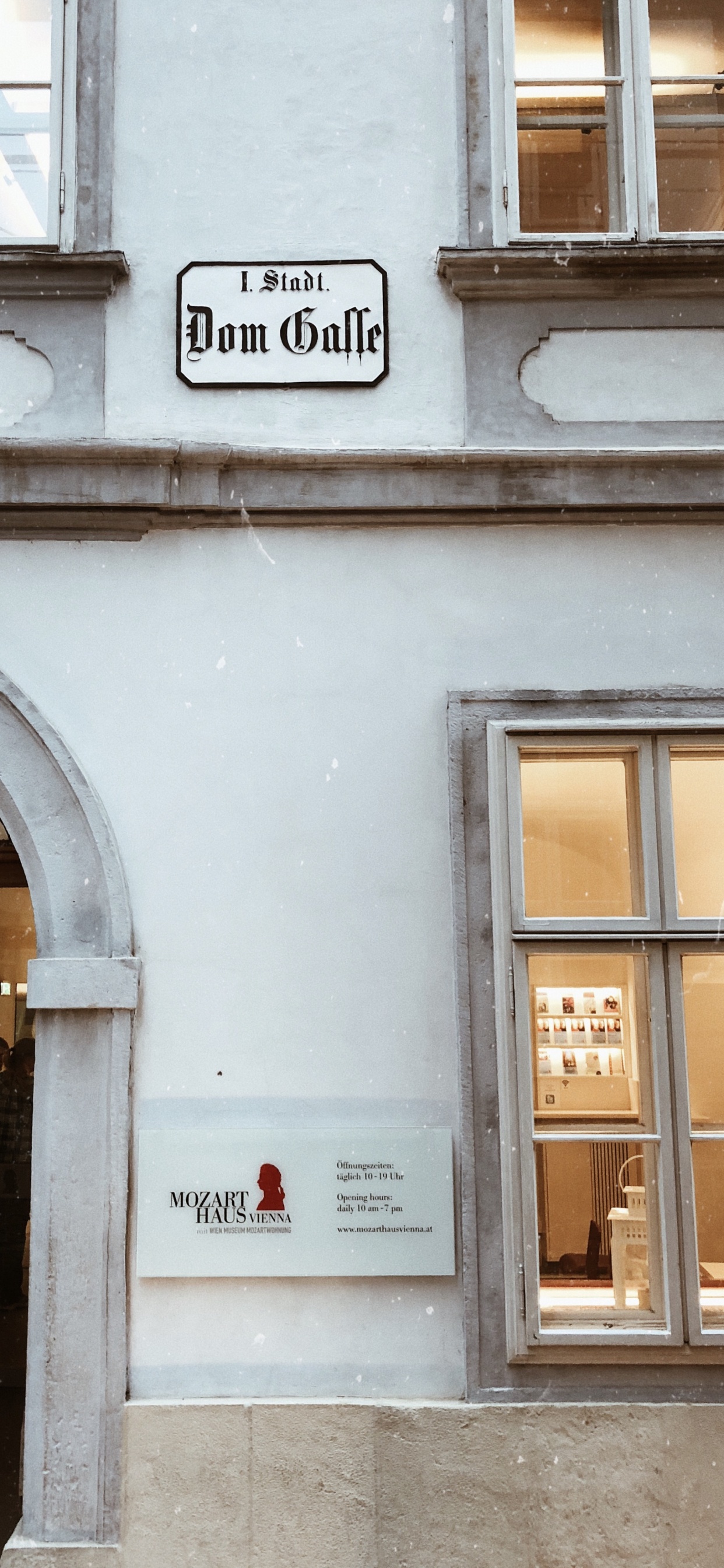 Обои mozarthaus vienna, Венский музей квартира Моцарта, окно, фасад, материальное свойство в разрешении 1242x2688