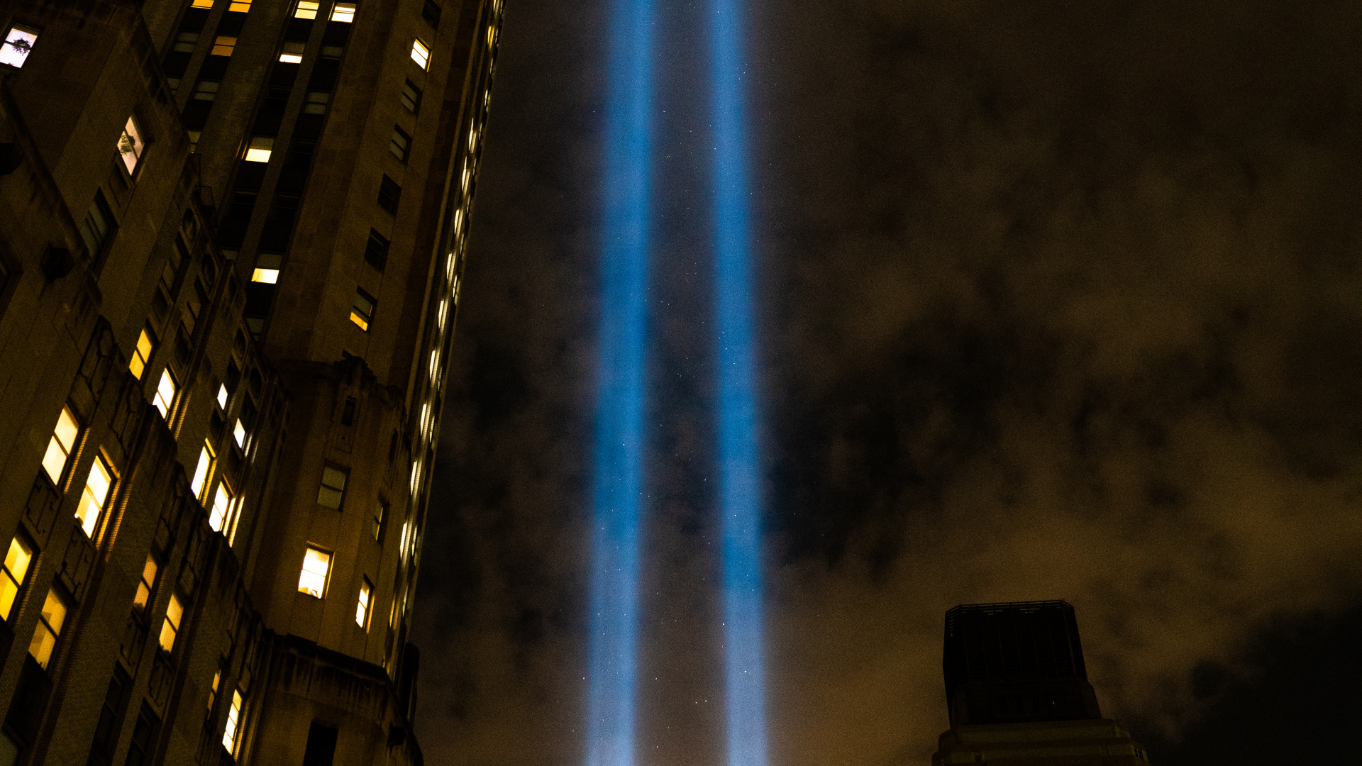 Обои темнота, свет, городской район, небо, смартфон в разрешении 1920x1080