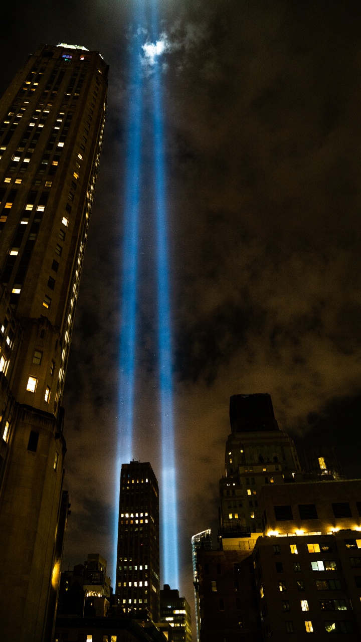 Обои темнота, свет, городской район, небо, смартфон в разрешении 720x1280