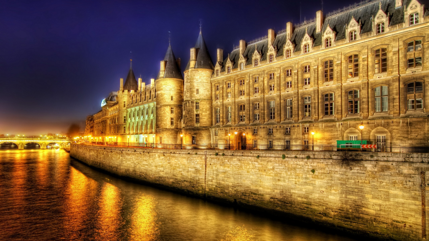 Обои Эйфелева башня, ночь, ориентир, отражение, водный путь в разрешении 1366x768