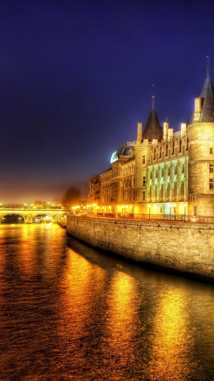 Обои Эйфелева башня, ночь, ориентир, отражение, водный путь в разрешении 720x1280