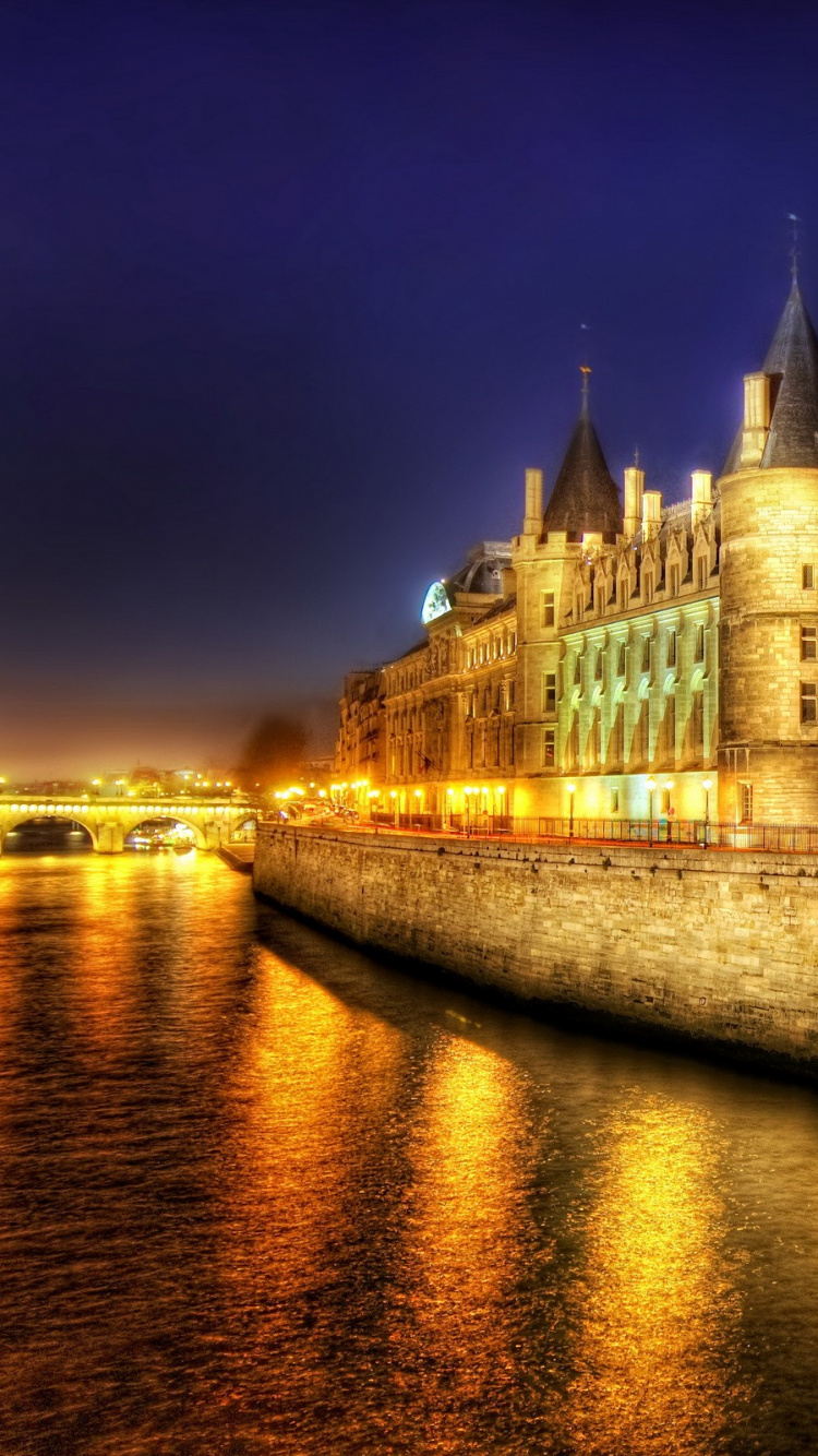 Обои Эйфелева башня, ночь, ориентир, отражение, водный путь в разрешении 750x1334