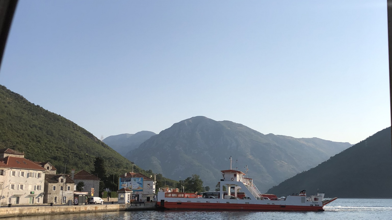 Обои вода, лодка, фьорд, горный рельеф, автомобильное зеркало в разрешении 1280x720