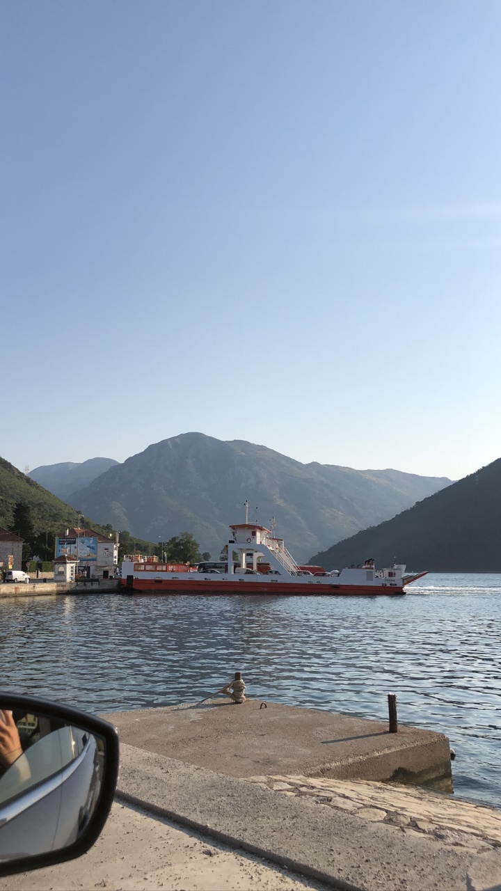 Обои вода, лодка, фьорд, горный рельеф, автомобильное зеркало в разрешении 720x1280