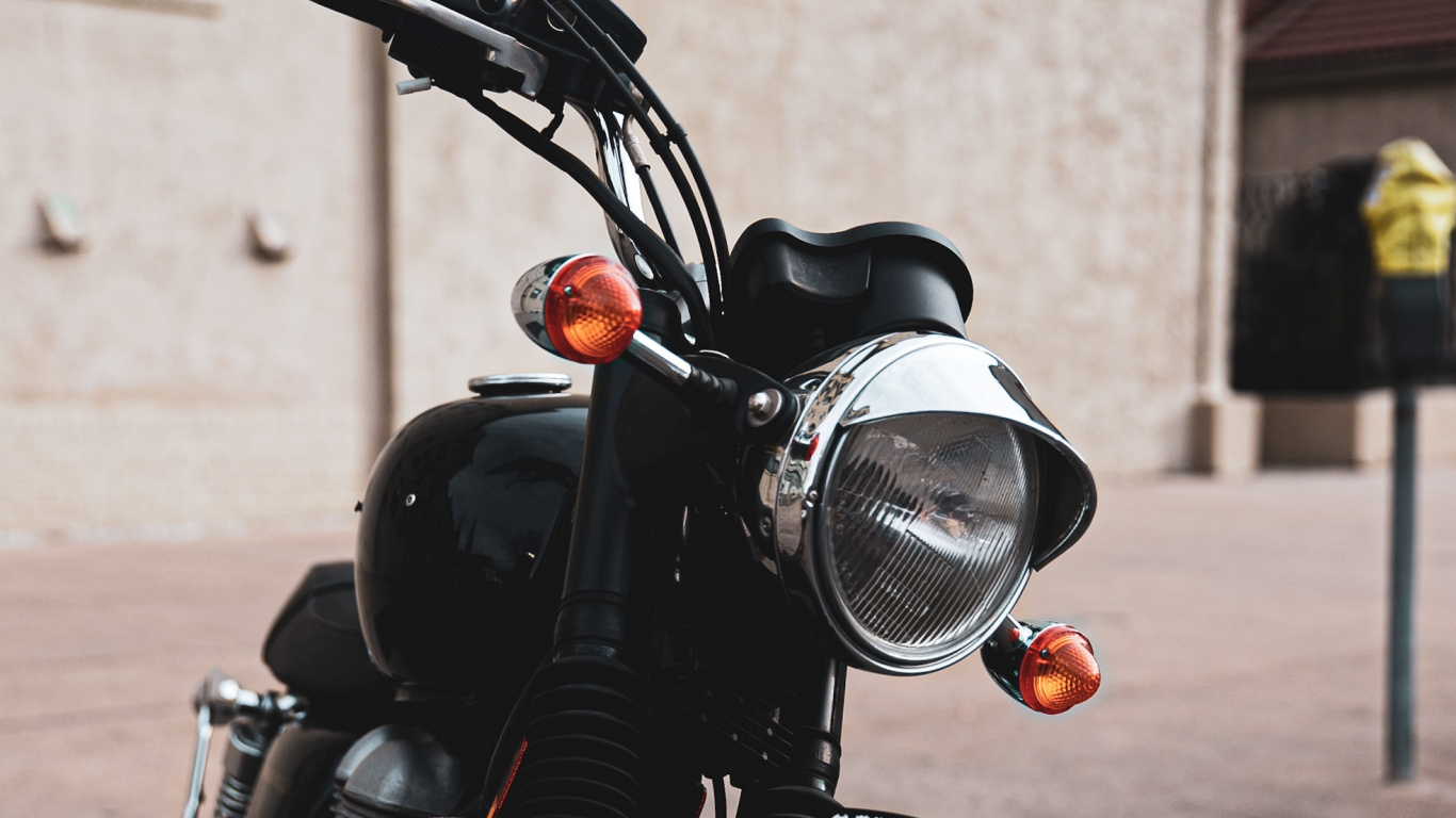 Обои мотоцикл, спица, фара, автомобильное освещение, автомобильные шины в разрешении 1366x768