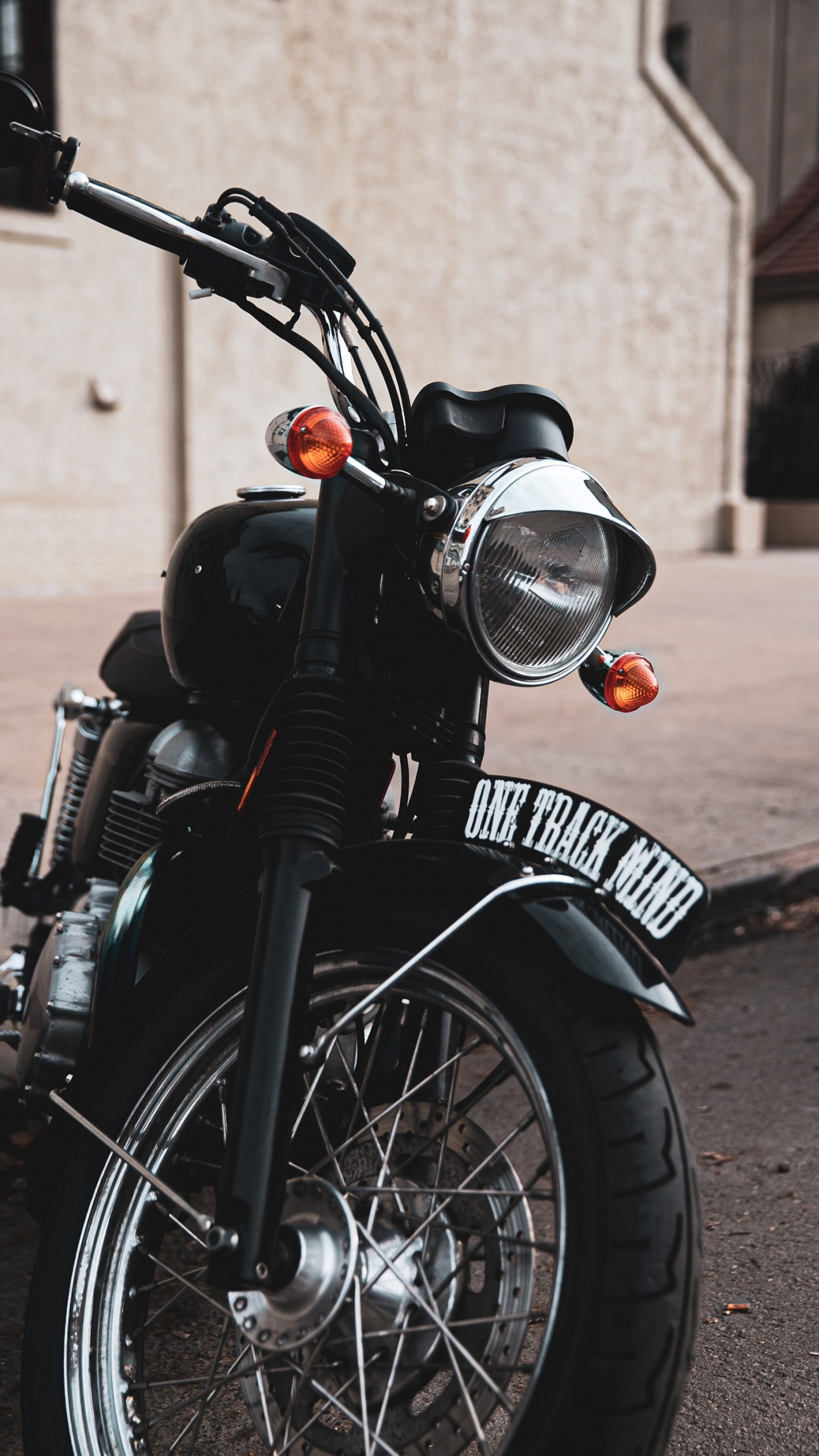 Обои мотоцикл, спица, фара, автомобильное освещение, автомобильные шины в разрешении 1440x2560