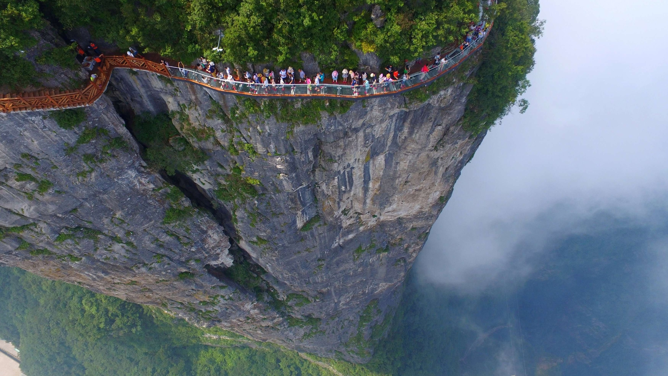 Обои Гора Тяньмэнь, Чжанцзяцзе Стеклянный Мост, обрыв, местность, горная станция в разрешении 2560x1440