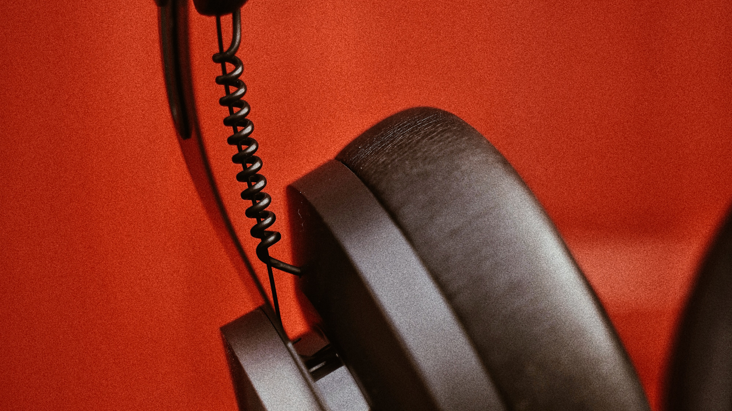 Обои звуковое оборудование, наушники, усилитель, черный и белый, Аудио аксессуар в разрешении 2560x1440