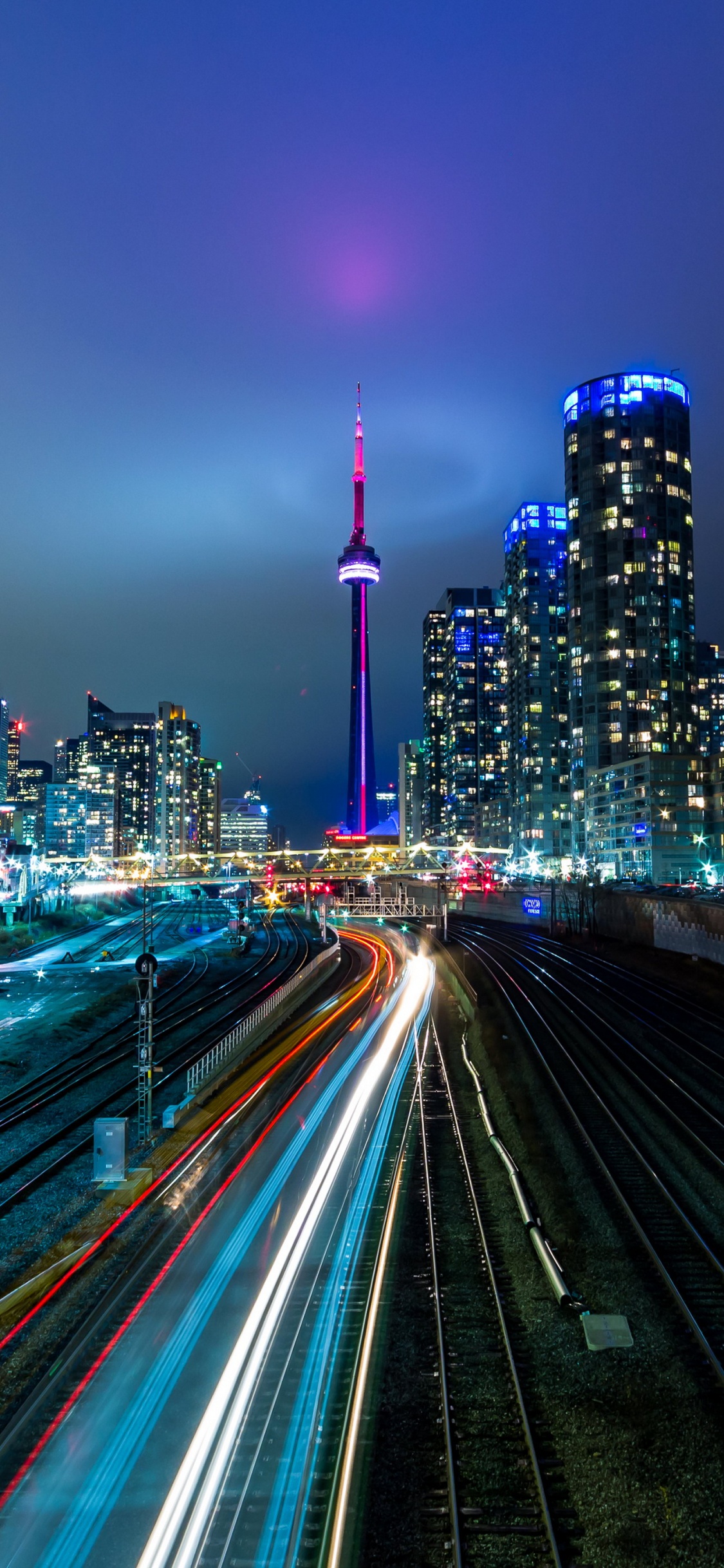 Обои Маленький норвежский парк, телефон, город, небоскреб, здание в разрешении 1125x2436