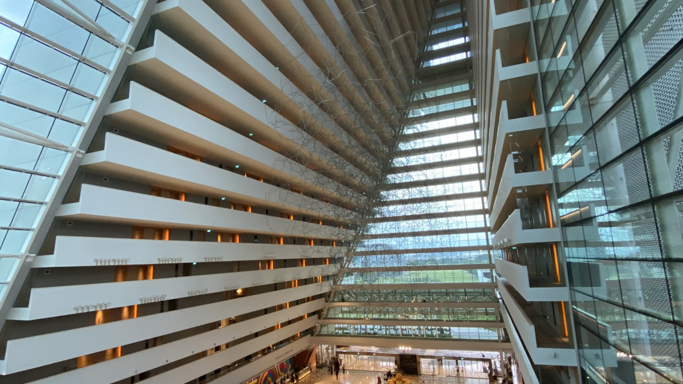 Обои архитектура, коммерческое здание, дизайн интерьера, дневное освещение, лобби в разрешении 1366x768