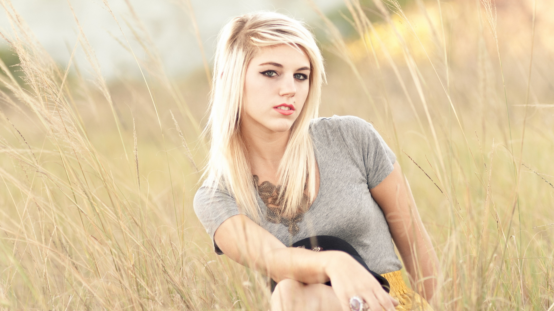 Обои блондин, волосы, красота, семейство травы, трава в разрешении 1920x1080