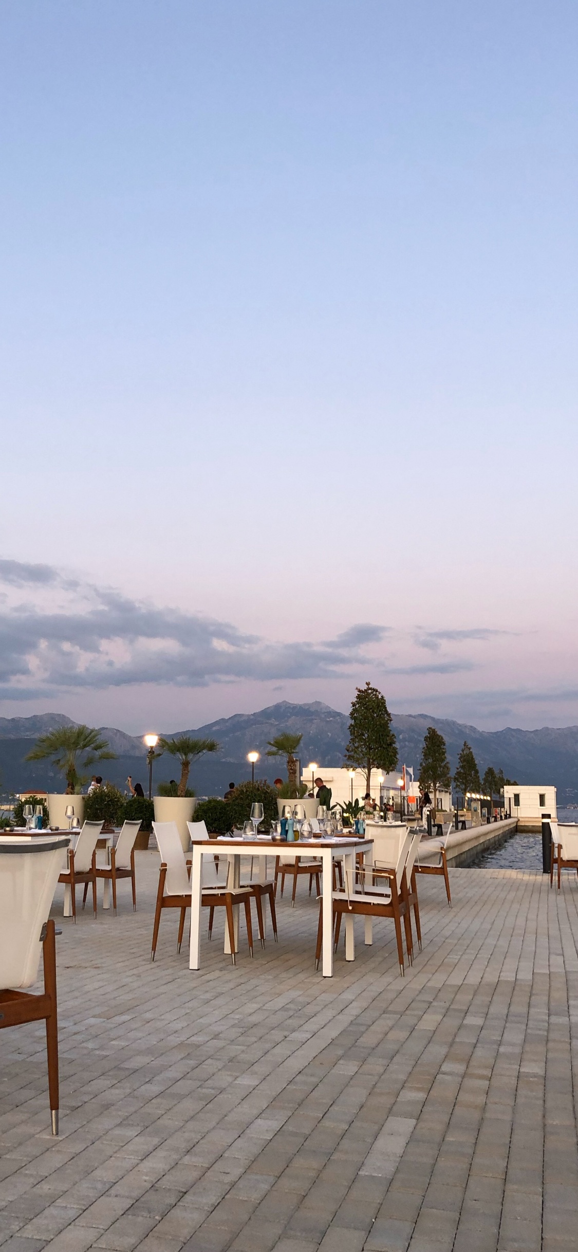 Обои недвижимость, туризм, водоем, горный рельеф, природа в разрешении 1125x2436