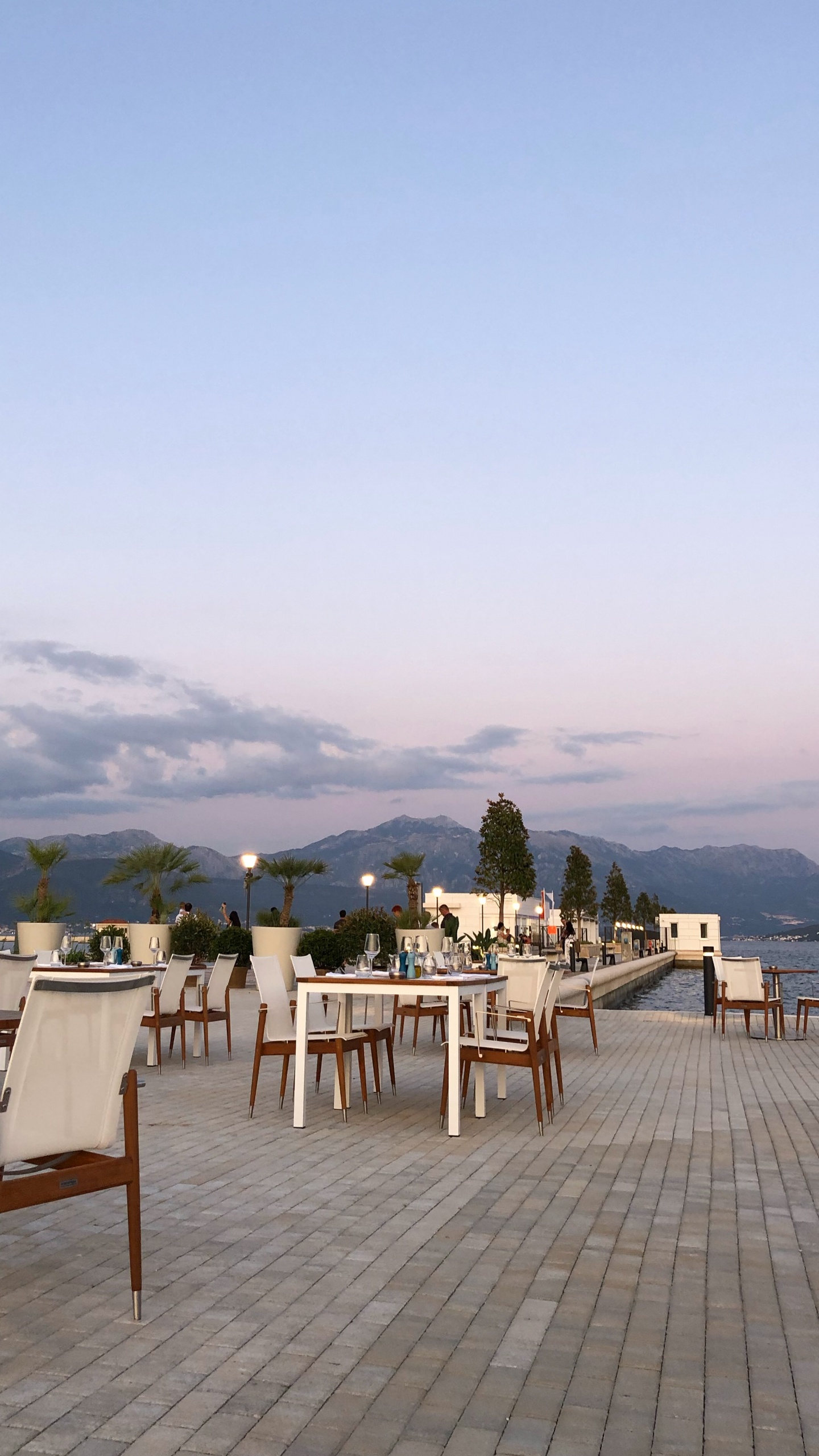 Обои недвижимость, туризм, водоем, горный рельеф, природа в разрешении 1440x2560