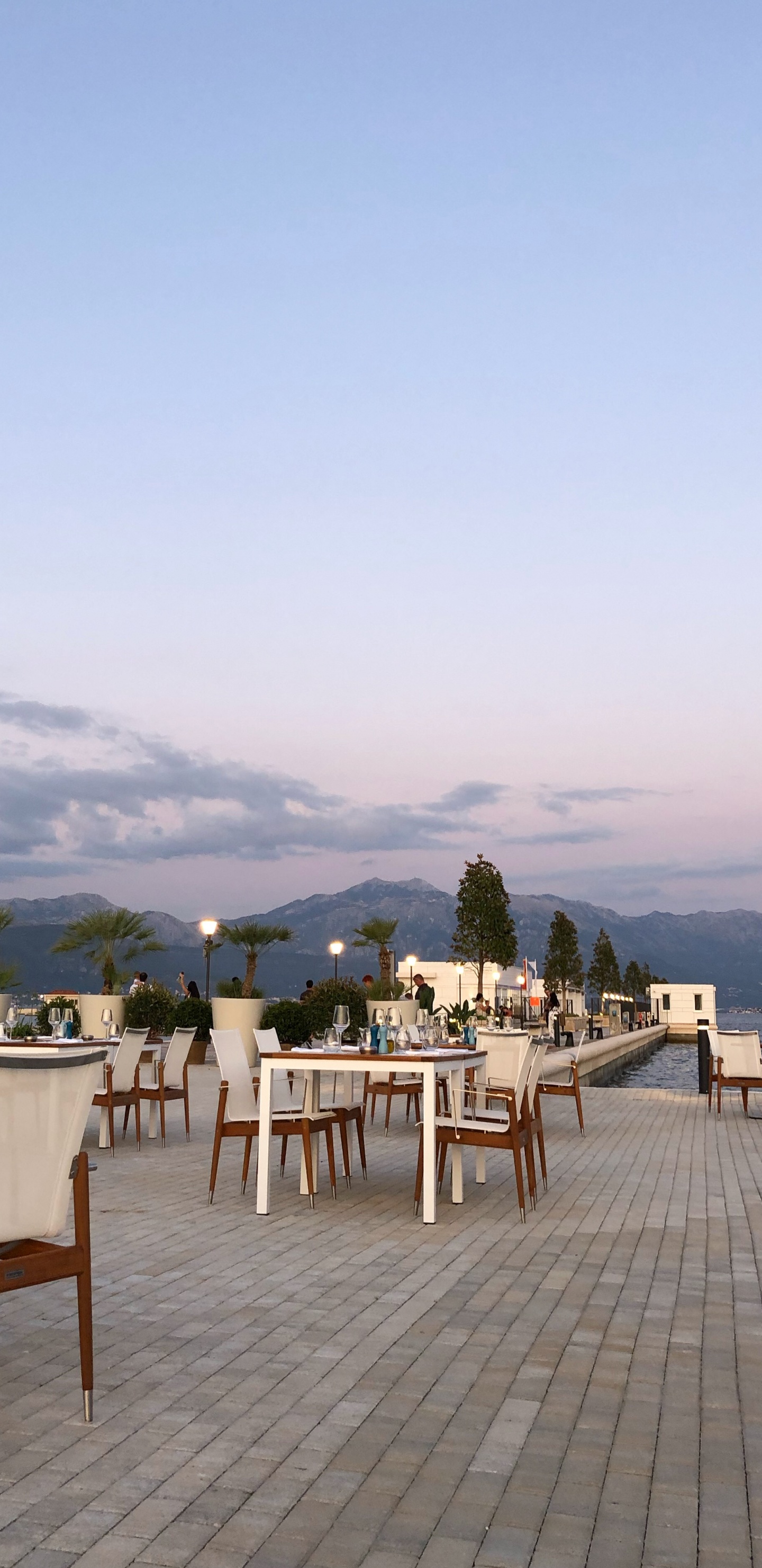 Обои недвижимость, туризм, водоем, горный рельеф, природа в разрешении 1440x2960