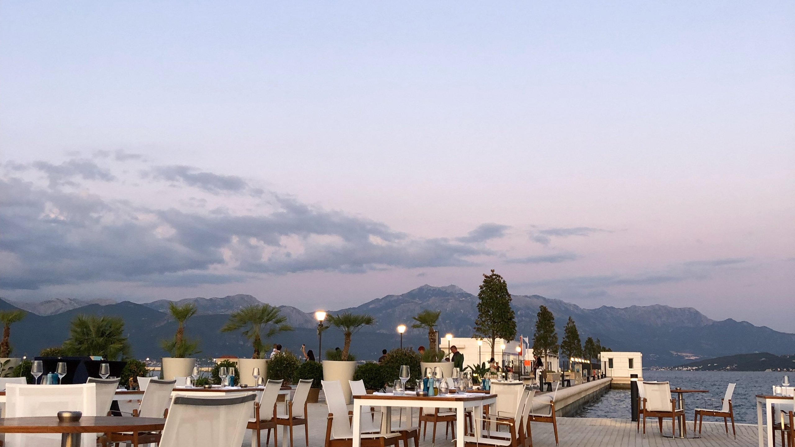 Обои недвижимость, туризм, водоем, горный рельеф, природа в разрешении 2560x1440