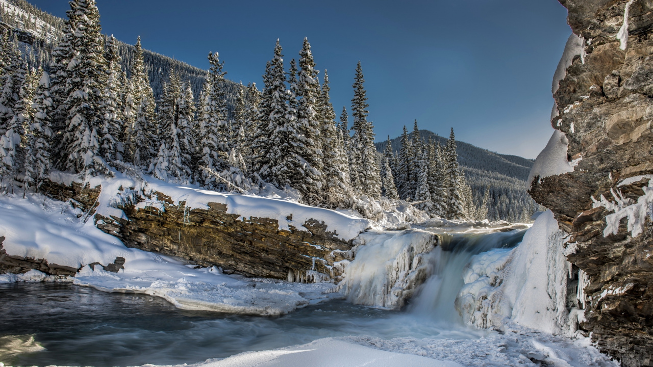 Обои снег, зима, водопад, вода, гора в разрешении 1280x720