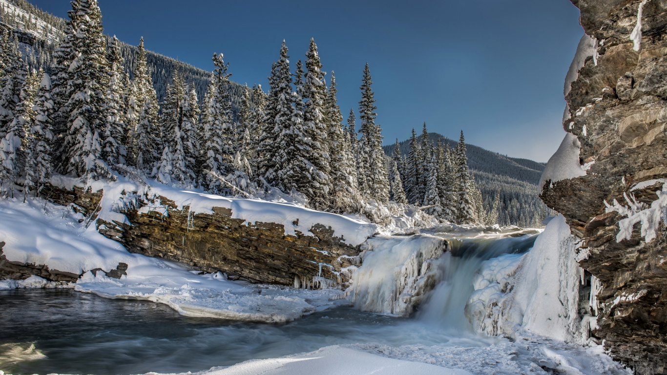 Обои снег, зима, водопад, вода, гора в разрешении 1366x768