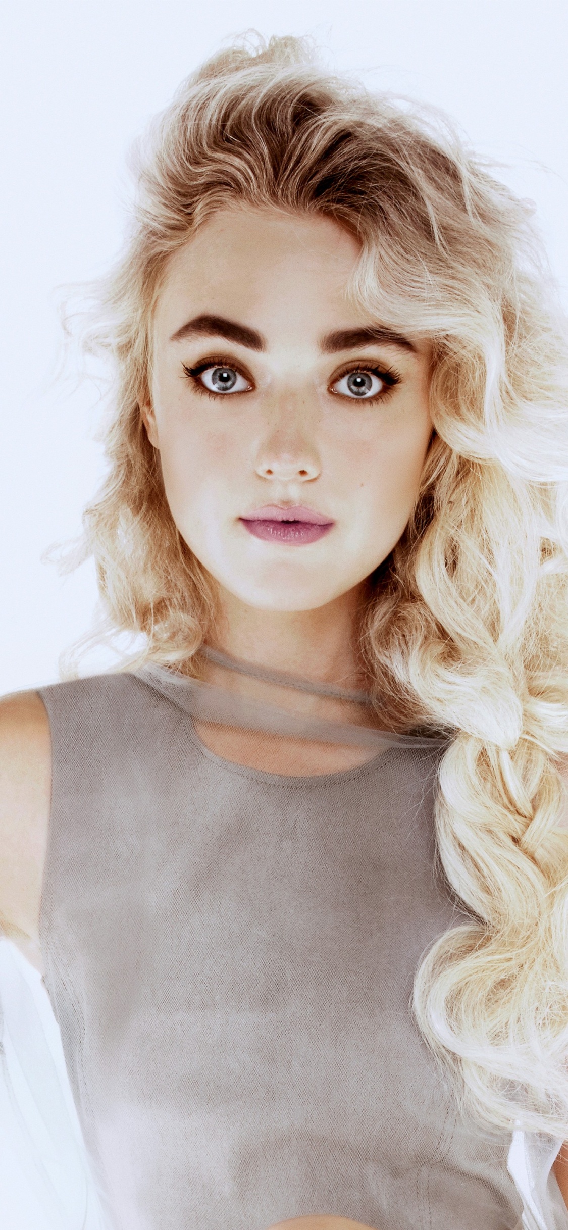 Обои Дакота Фэннинг, война миров, лицо, губа, рука в разрешении 1125x2436