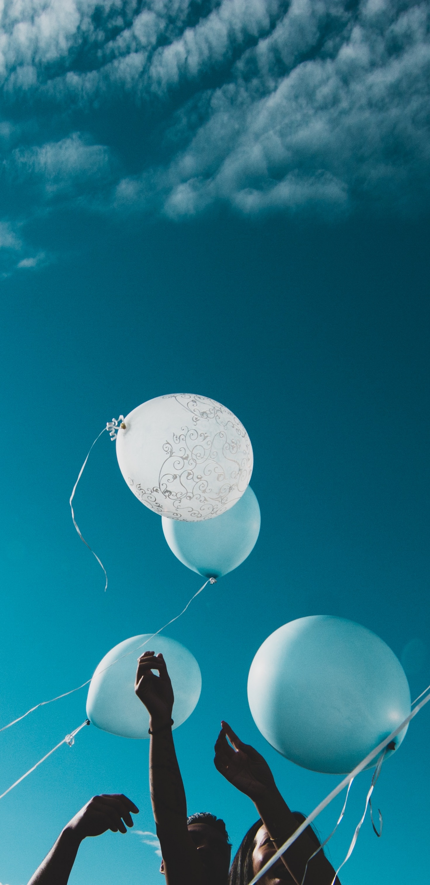 Обои воздушный шарик, событие, толпа, облако, синий в разрешении 1440x2960