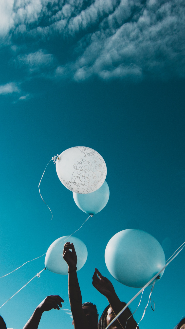 Обои воздушный шарик, событие, толпа, облако, синий в разрешении 750x1334