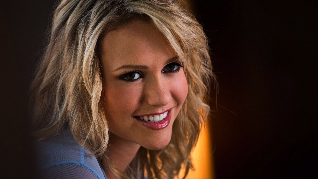 Обои волосы, блондин, прическа, бровь, красота в разрешении 1280x720