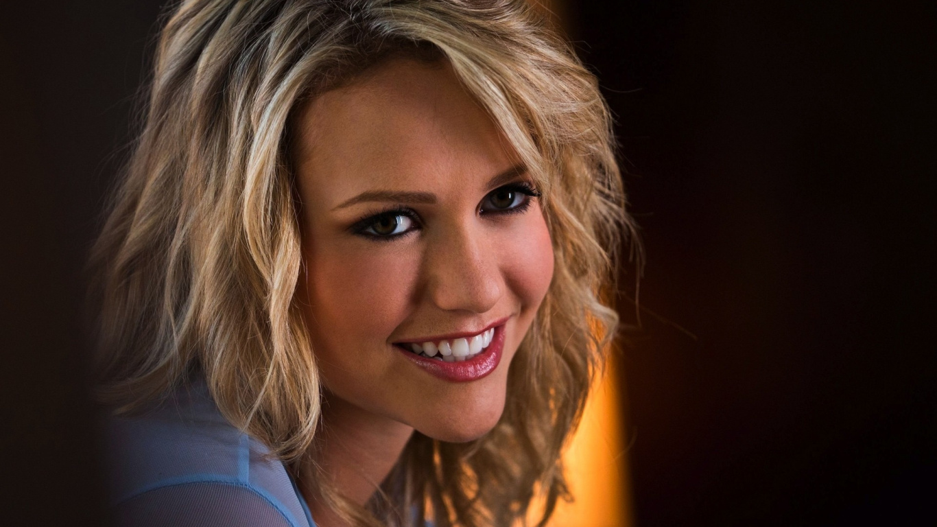 Обои волосы, блондин, прическа, бровь, красота в разрешении 1366x768