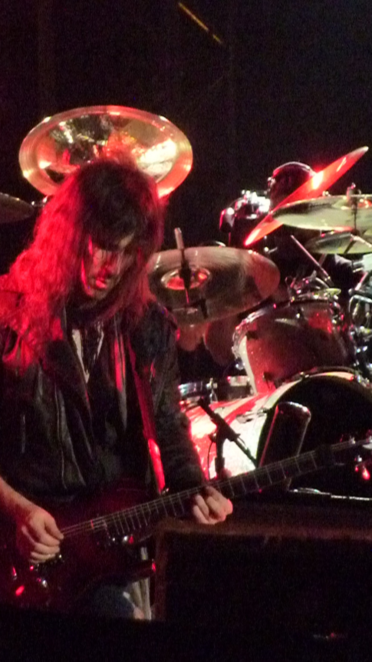 Обои барабанщик, рокконцерт, басовый барабан, барабан, перкуссия в разрешении 750x1334