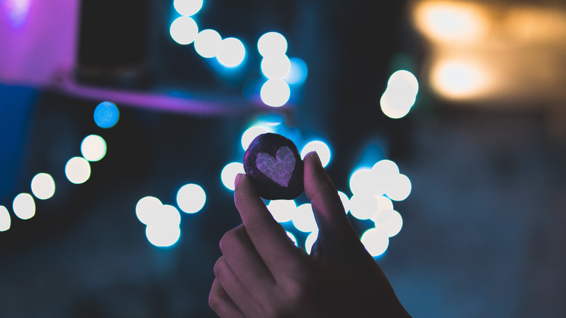 Обои свет, палец, освещение, доброта, дерево в разрешении 1920x1080