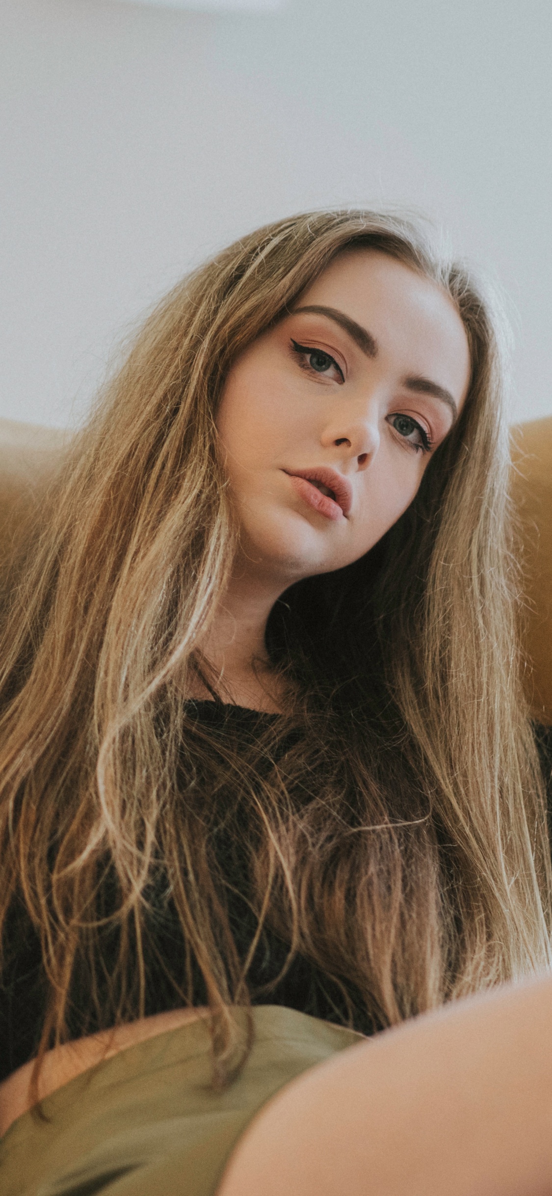 Обои красота, обувь, нога, кожа, человеческая нога в разрешении 1125x2436