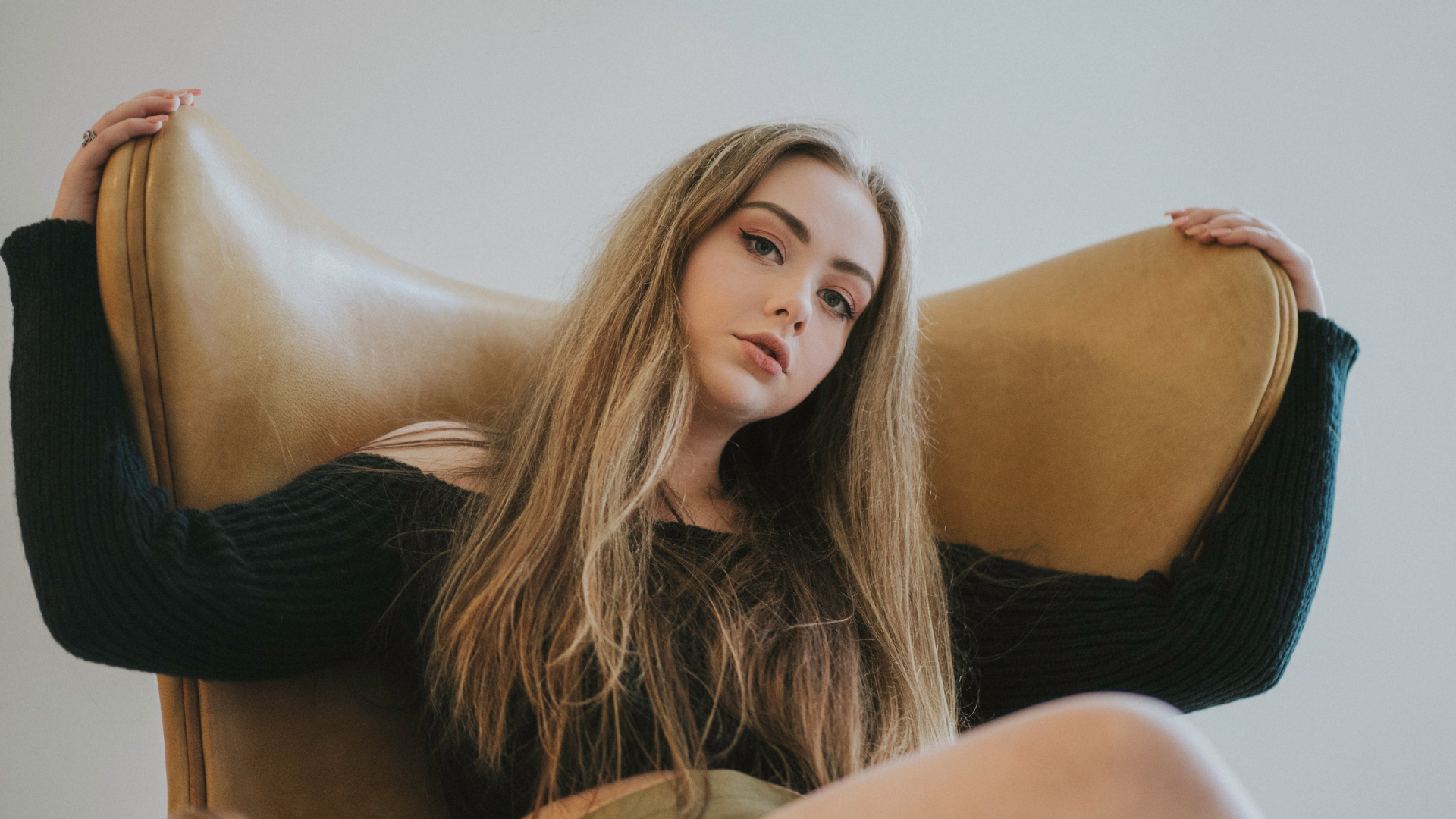 Обои красота, обувь, нога, кожа, человеческая нога в разрешении 1920x1080