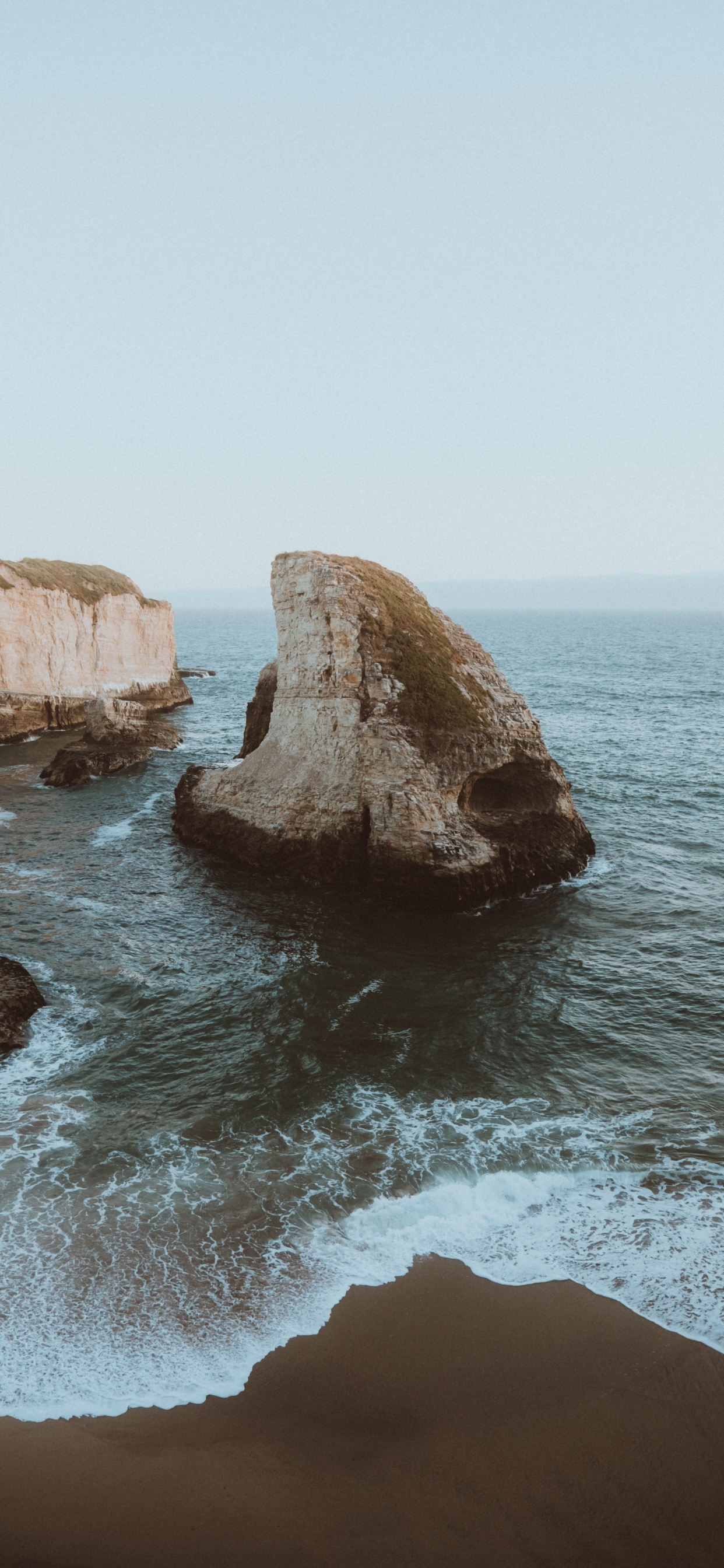 Обои море, водоем, рок, побережье, океан в разрешении 1242x2688