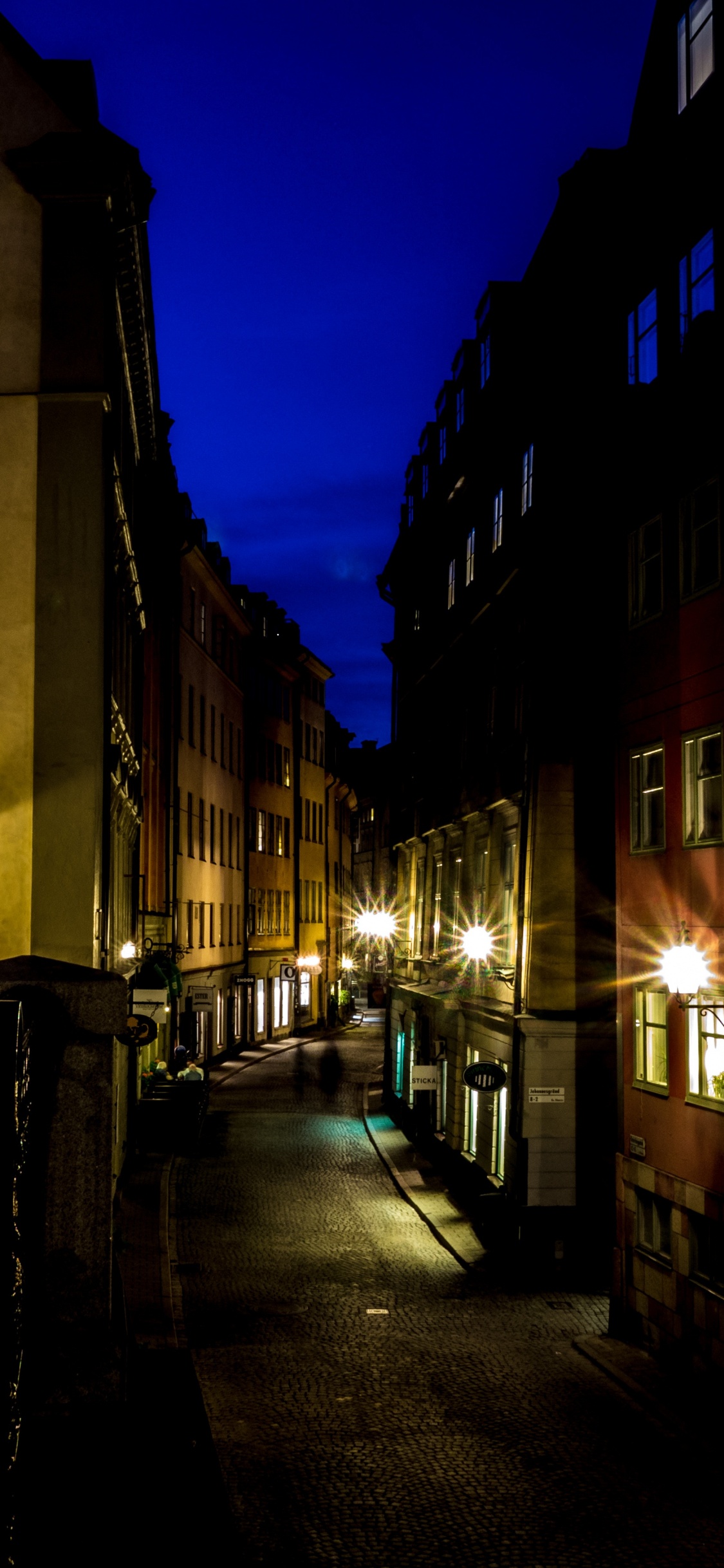 Обои ночь, архитектура, здание, городок, свет в разрешении 1125x2436